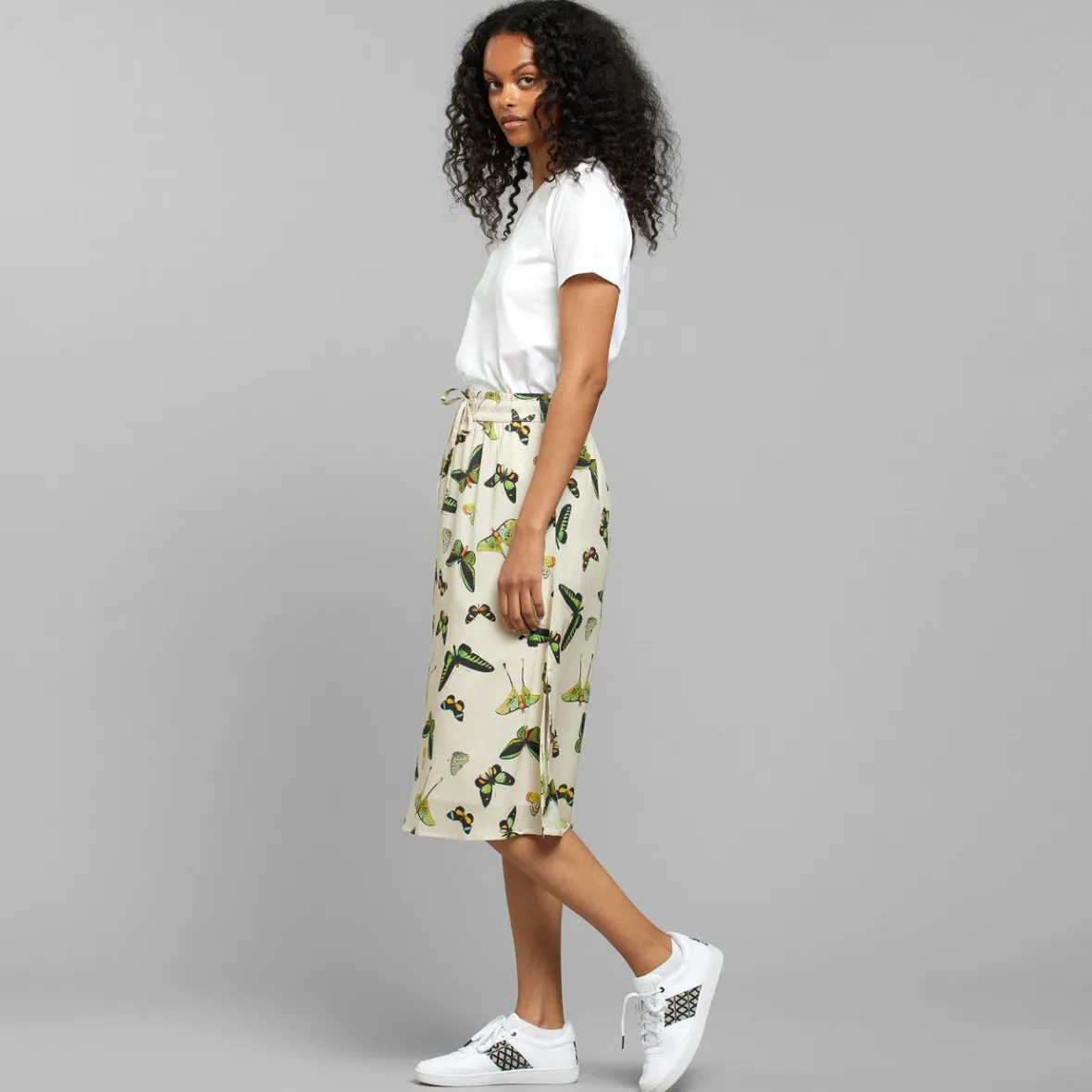 Robe Klippan en solde - Motifs papillons sur fond ivoire élégant pour femme | Collection dégriffée