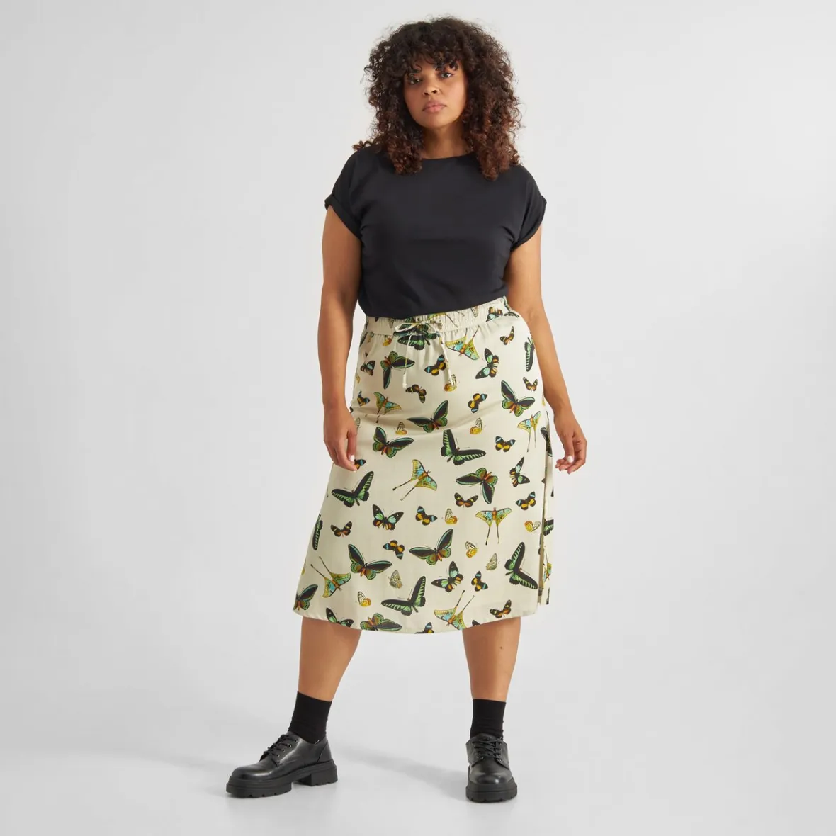 Robe Klippan en solde - Motifs papillons sur fond ivoire élégant pour femme | Collection dégriffée