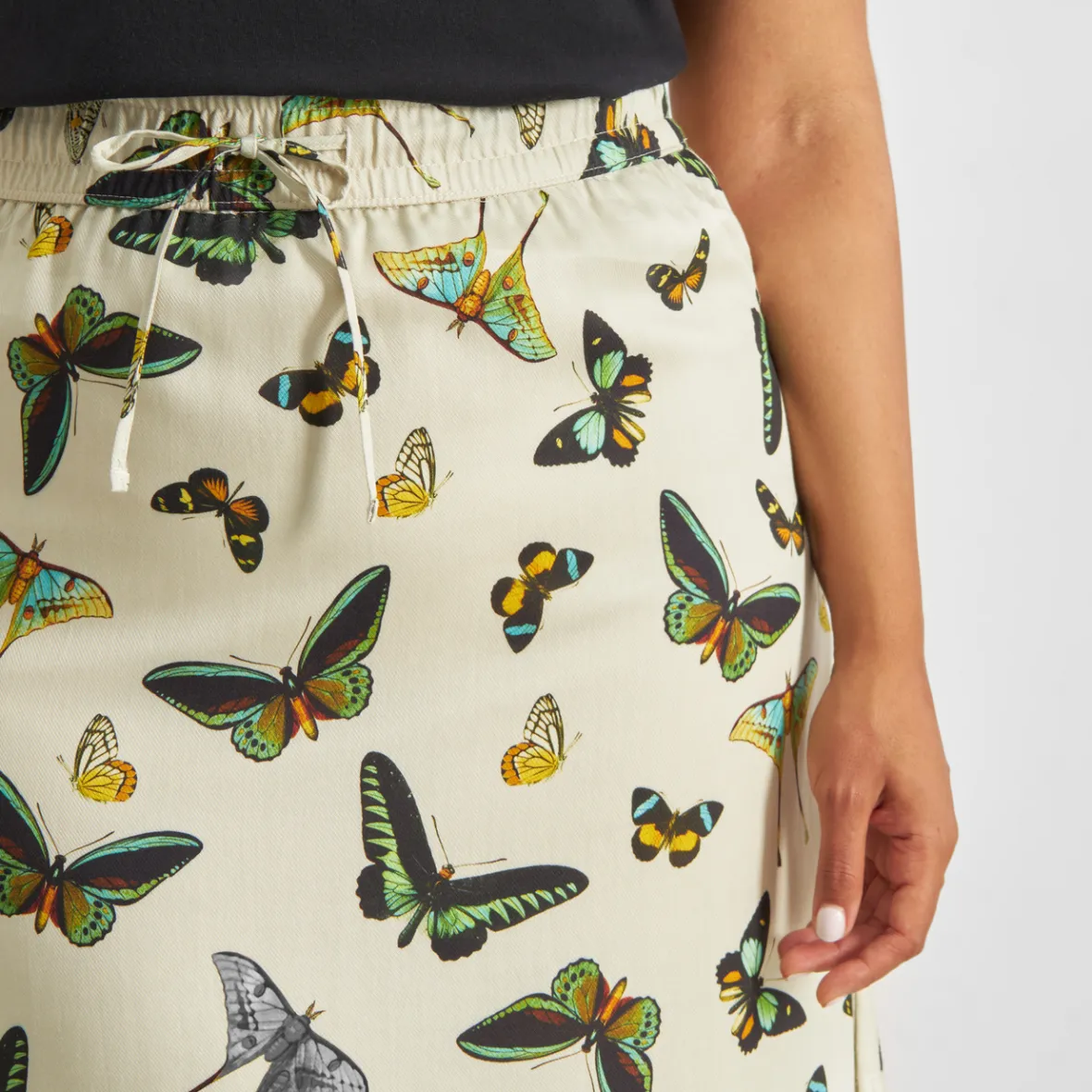 Robe Klippan en solde - Motifs papillons sur fond ivoire élégant pour femme | Collection dégriffée