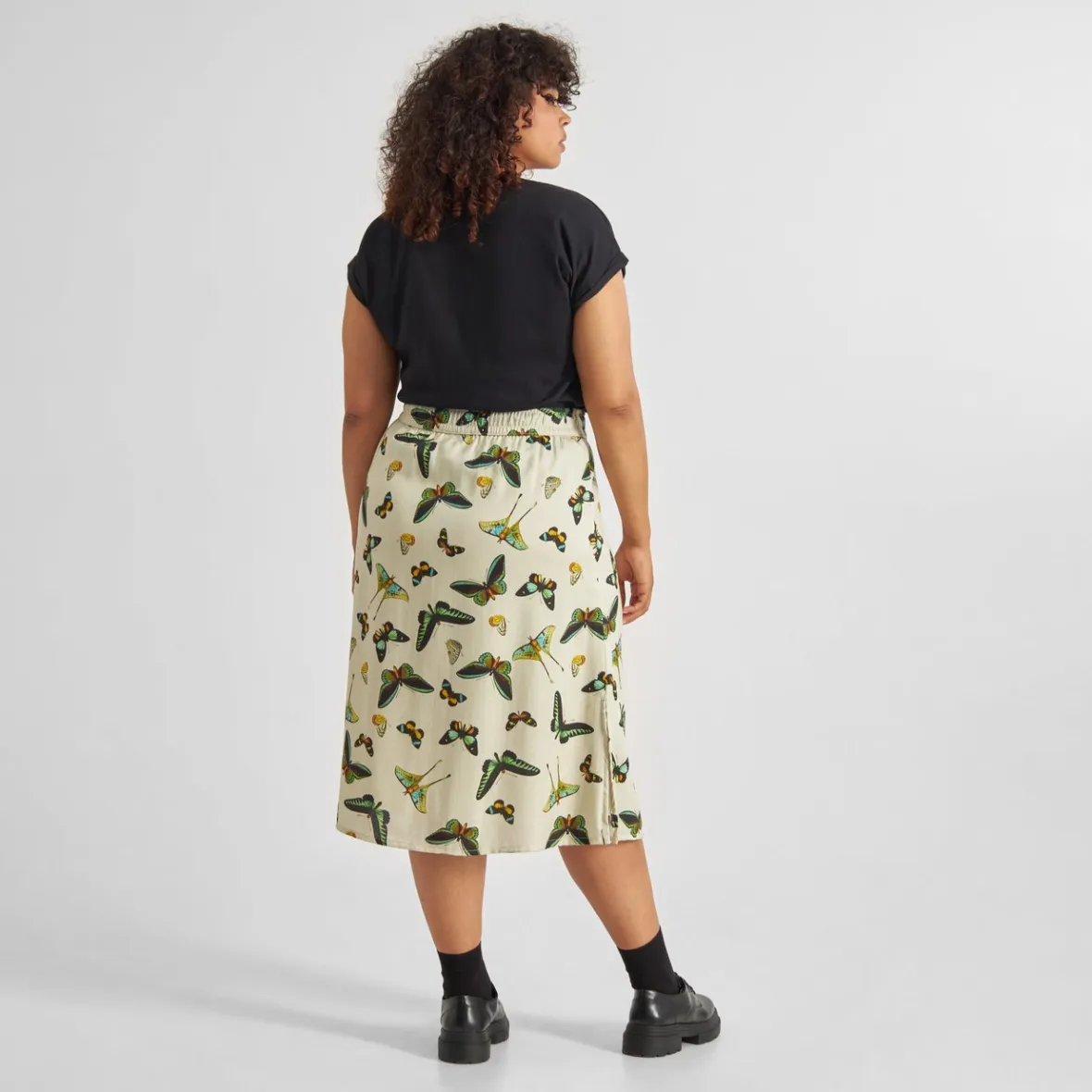 Robe Klippan en solde - Motifs papillons sur fond ivoire élégant pour femme | Collection dégriffée