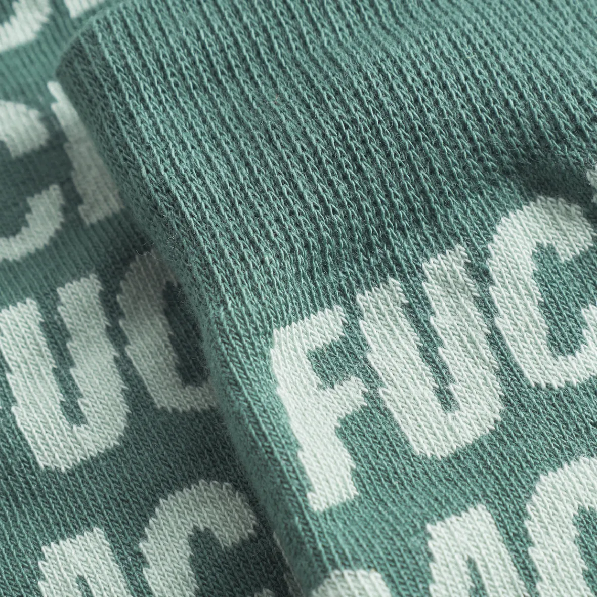 Chaussettes Femme Hot Socks Sigtuna - Motif Anti-Racisme Vert Forêt - Confort et Style Engagé