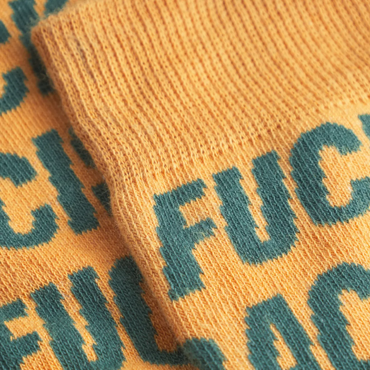 Chaussettes Mode Sigtuna Anti-Racisme - Motif Unique en Jaune Miel pour Femme | Bas Élégants et Confortables