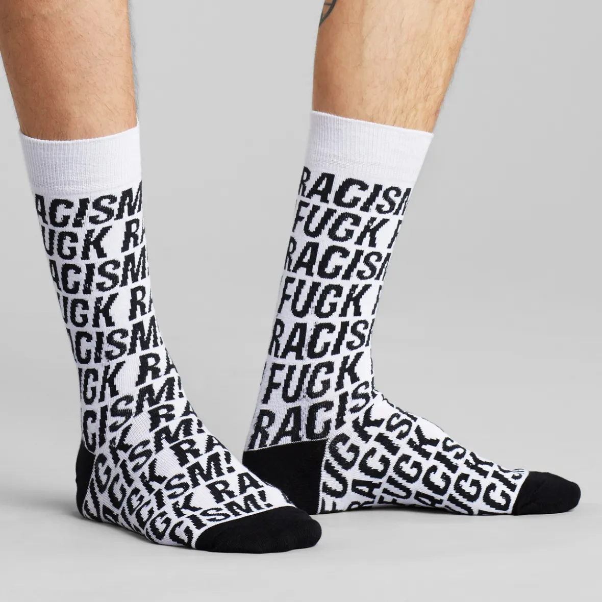 Chaussettes Femme Sigtuna - Motif Anti-Racisme en Blanc | Best-seller Élégant