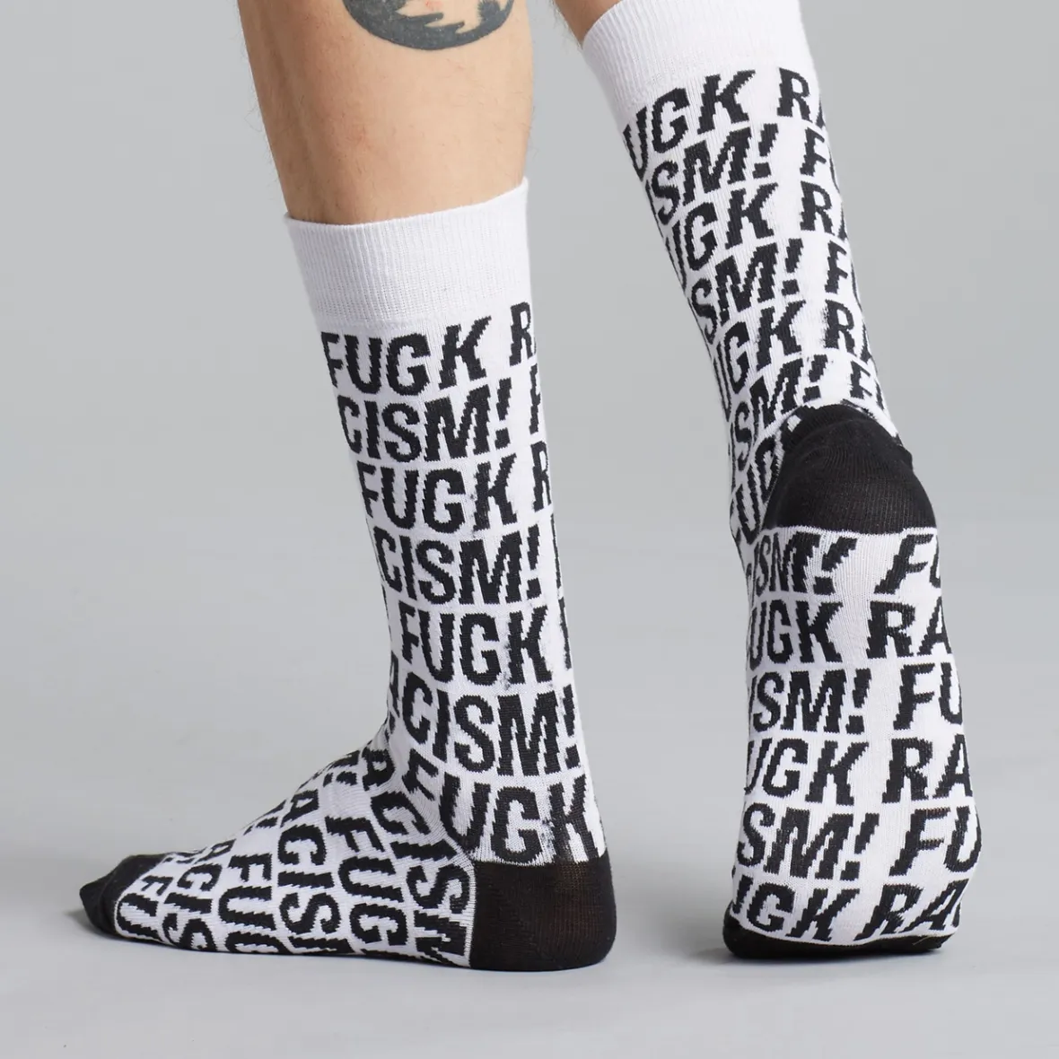 Chaussettes Femme Sigtuna - Motif Anti-Racisme en Blanc | Best-seller Élégant