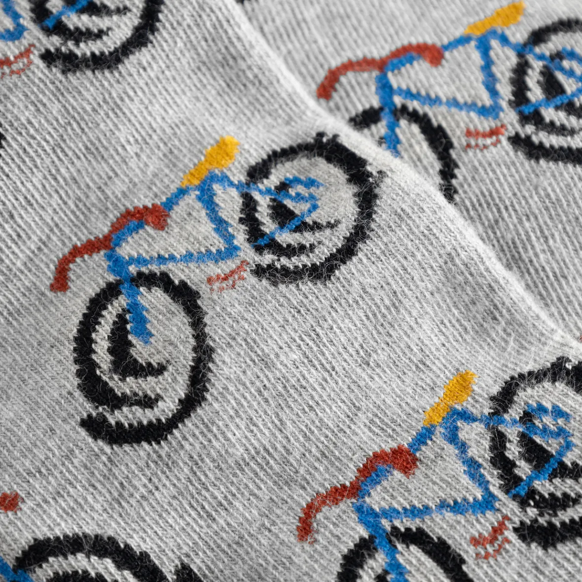 Chaussettes Femme Sigtuna - Motif Vélo Dynamique en Gris Chiné (Impression Totale) | Promotion Élégante