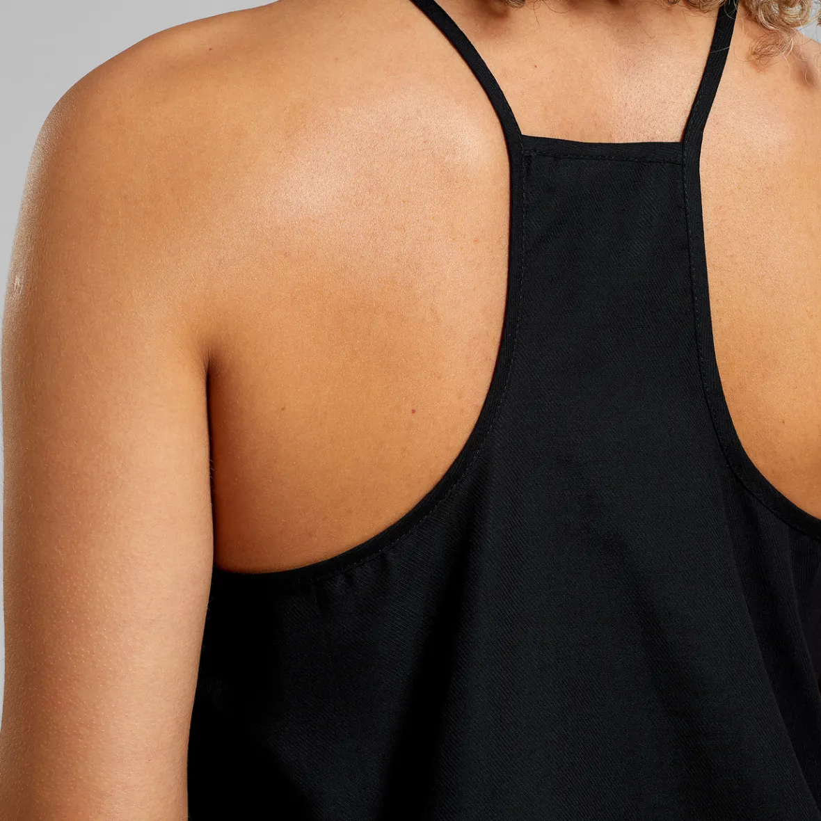 Débardeur Femme Noir Hoby - Top à Bretelles Léger en Promotion Éclair 

Style minimaliste pour sorties estivales - Vente exclusive en ligne limitée