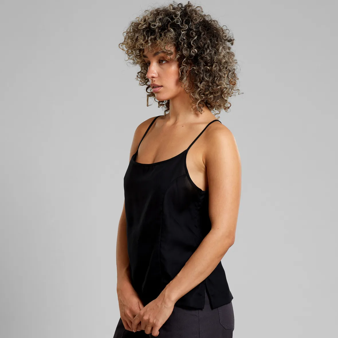 Débardeur Femme Noir Hoby - Top à Bretelles Léger en Promotion Éclair 

Style minimaliste pour sorties estivales - Vente exclusive en ligne limitée