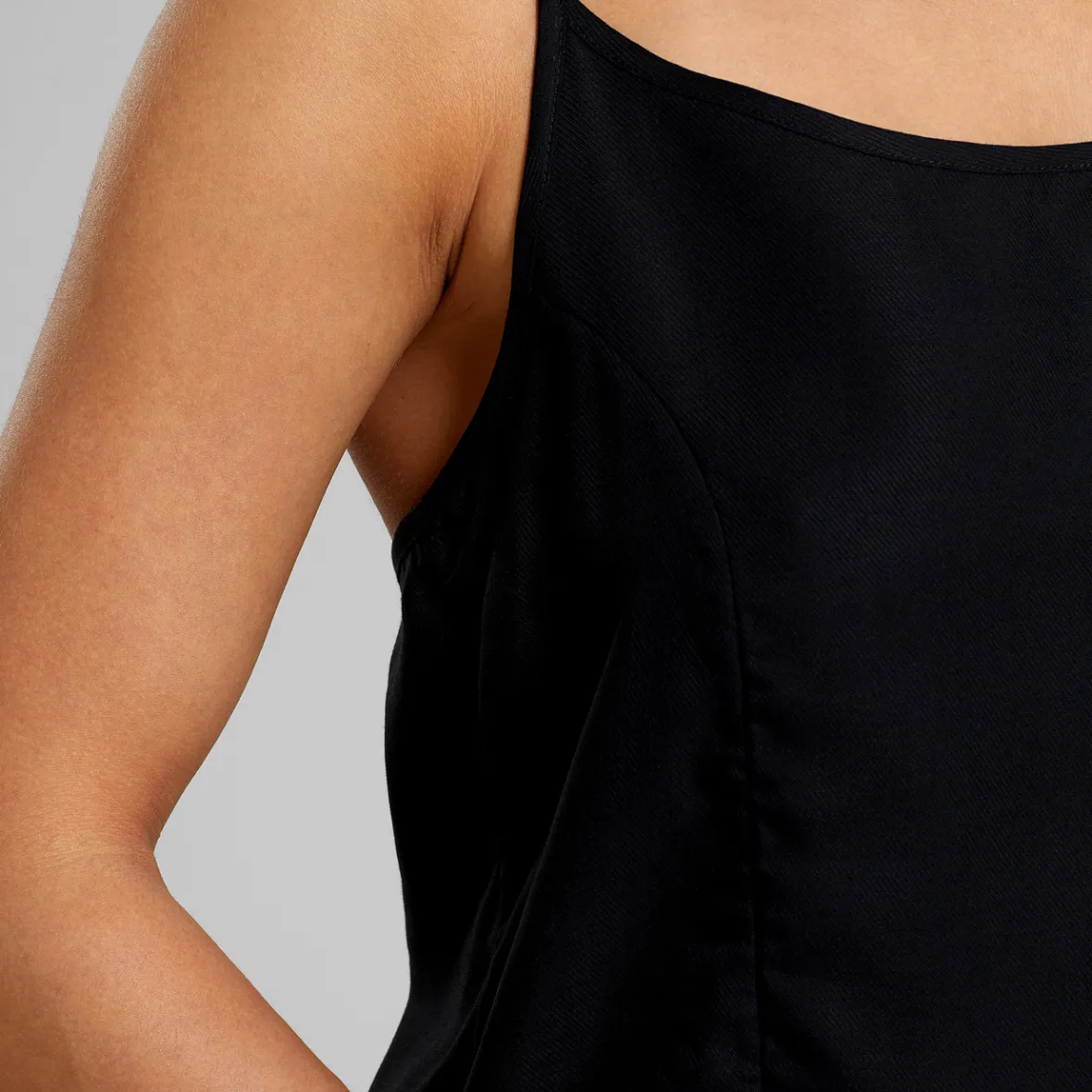 Débardeur Femme Noir Hoby - Top à Bretelles Léger en Promotion Éclair 

Style minimaliste pour sorties estivales - Vente exclusive en ligne limitée