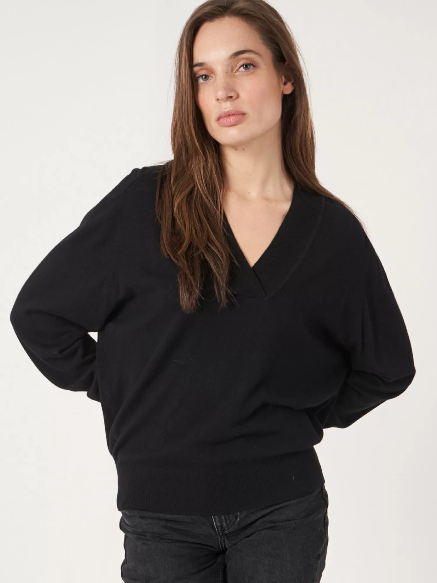 Pull féminin en V tricoté main - Douceur hivernale et élégance intemporelle 

(Version alternative plus dynamique : 
Sweater chic col V pour femme - Maille douillette et coupe flatteuse pour look décontracté)