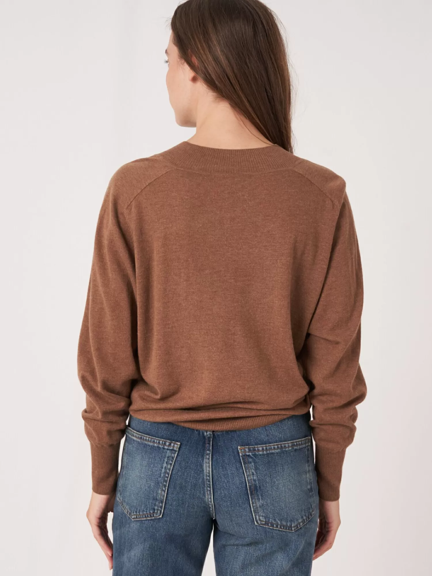Pull féminin en maille douce avec décolleté V - Style confortable en liquidation exclusive