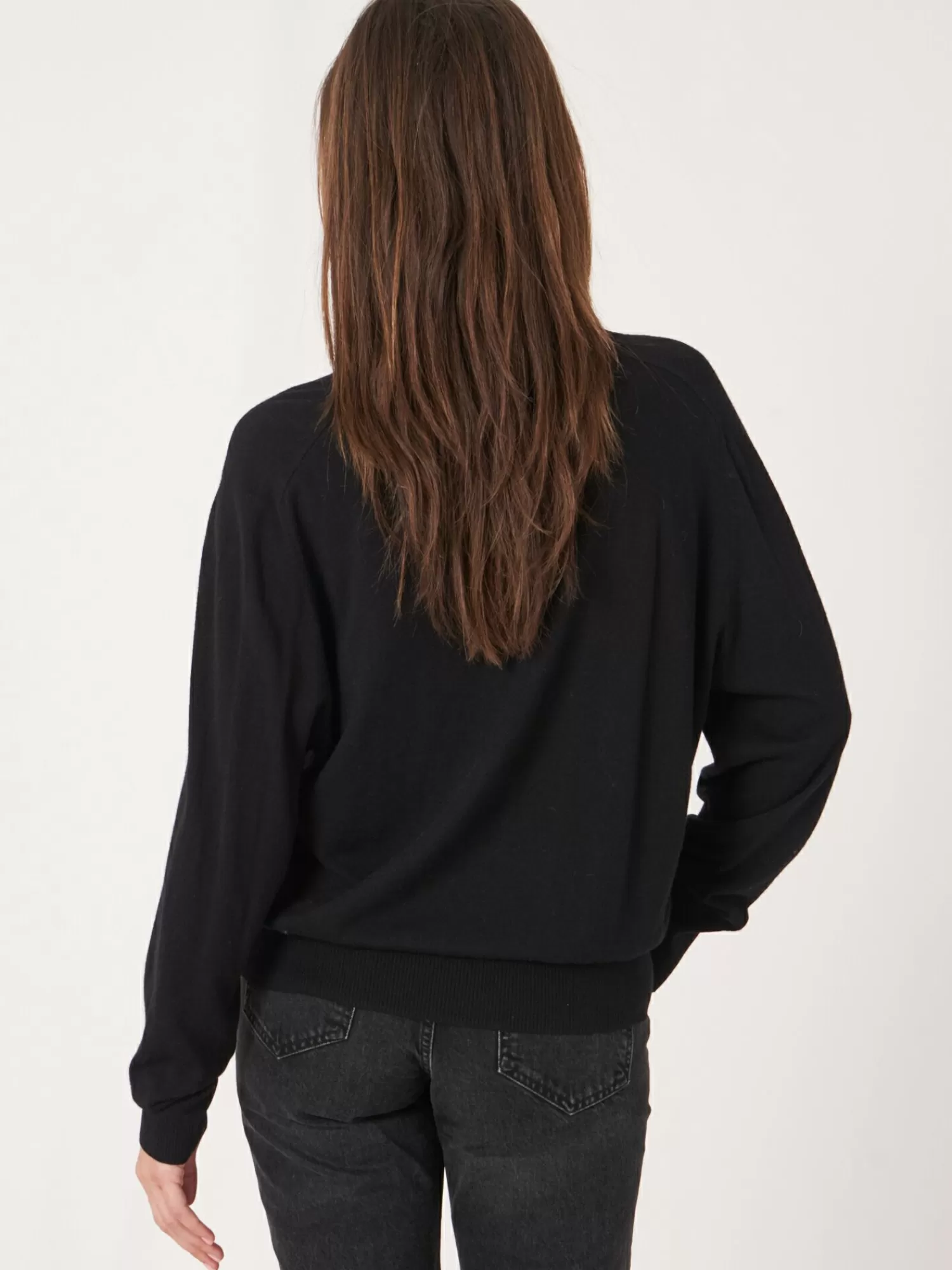 Pull féminin en V tricoté main - Douceur hivernale et élégance intemporelle 

(Version alternative plus dynamique : 
Sweater chic col V pour femme - Maille douillette et coupe flatteuse pour look décontracté)