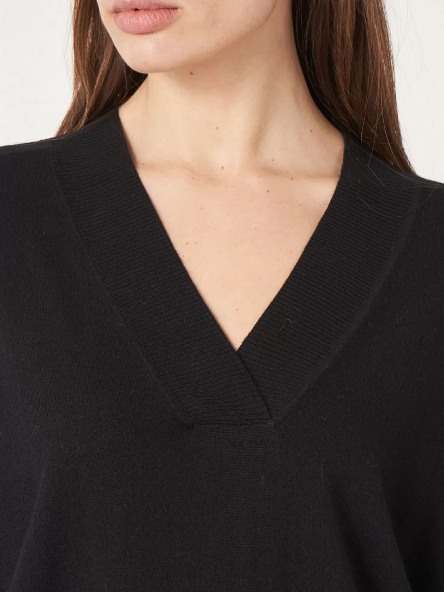 Pull féminin en V tricoté main - Douceur hivernale et élégance intemporelle 

(Version alternative plus dynamique : 
Sweater chic col V pour femme - Maille douillette et coupe flatteuse pour look décontracté)
