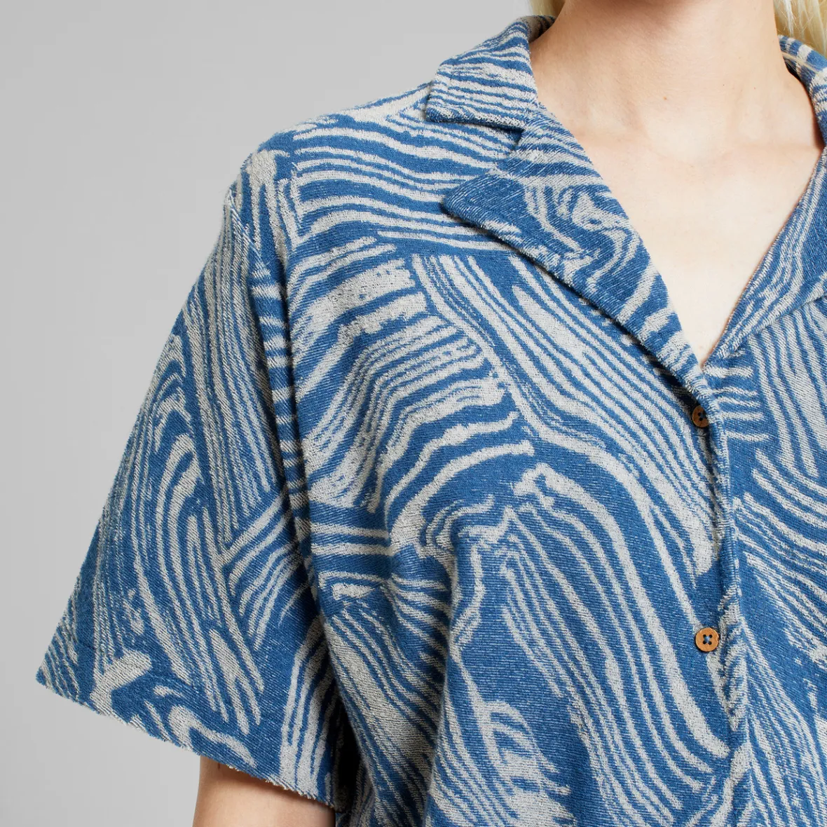 Découvrez la collection exclusive Valje - Chemise en Jersey dégradé Argile & Bleu pour Femme | Modèle Swirl tendance en destockage 

(Note: J'ai restructuré le titre en mettant en avant l'aspect exclusif et la tendance, utilisé des termes marketing attractifs comme 