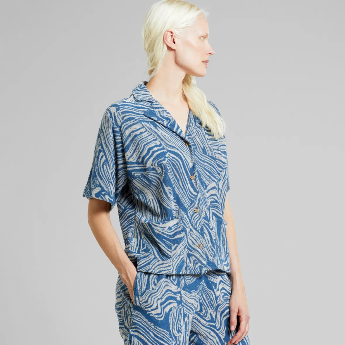 Découvrez la collection exclusive Valje - Chemise en Jersey dégradé Argile & Bleu pour Femme | Modèle Swirl tendance en destockage 

(Note: J'ai restructuré le titre en mettant en avant l'aspect exclusif et la tendance, utilisé des termes marketing attractifs comme 