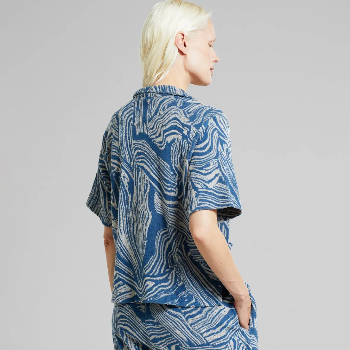 Découvrez la collection exclusive Valje - Chemise en Jersey dégradé Argile & Bleu pour Femme | Modèle Swirl tendance en destockage 

(Note: J'ai restructuré le titre en mettant en avant l'aspect exclusif et la tendance, utilisé des termes marketing attractifs comme 