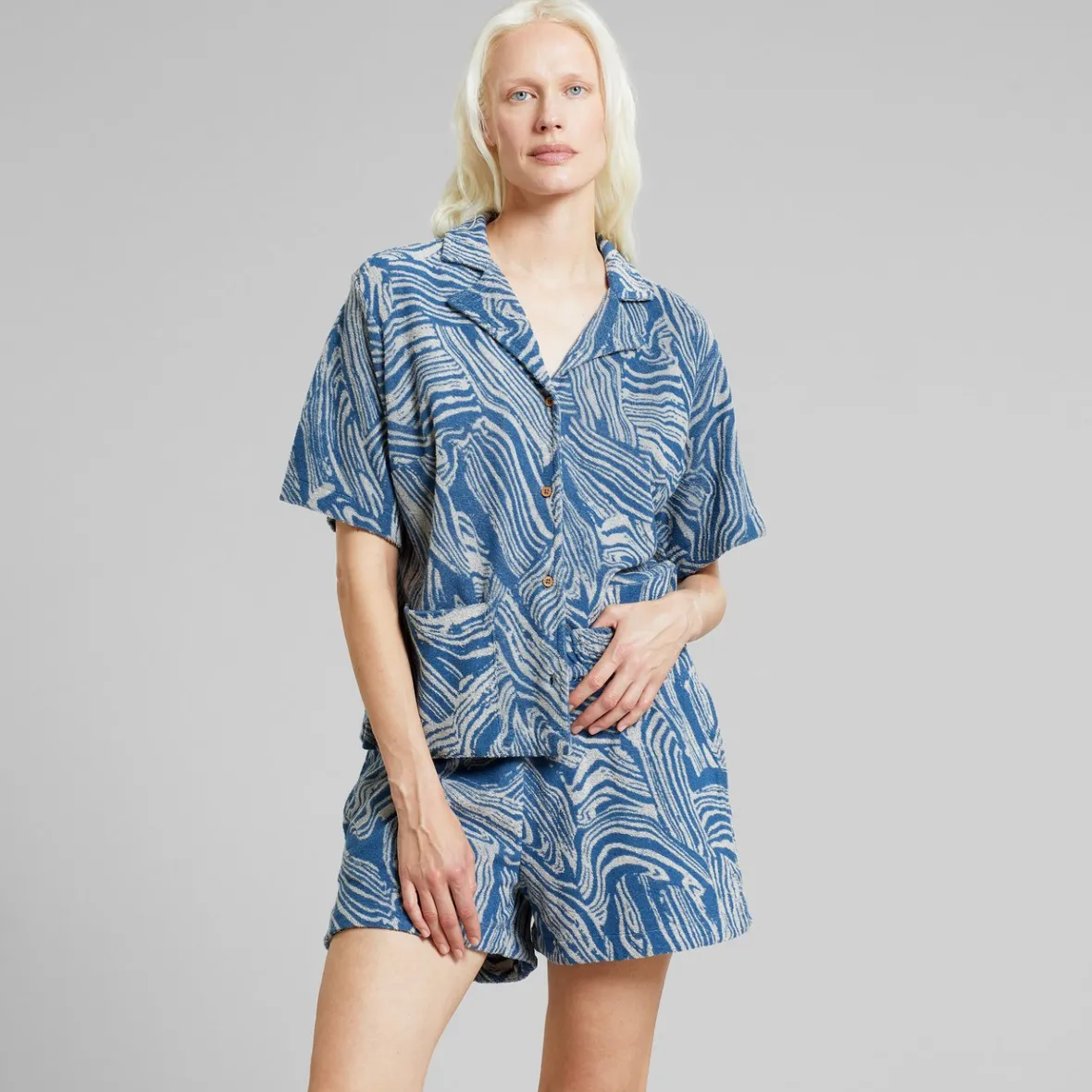 Découvrez notre short en éponge femme - Couleur bleu argile tourbillonnant | Modèle Aspudden en destockage été
