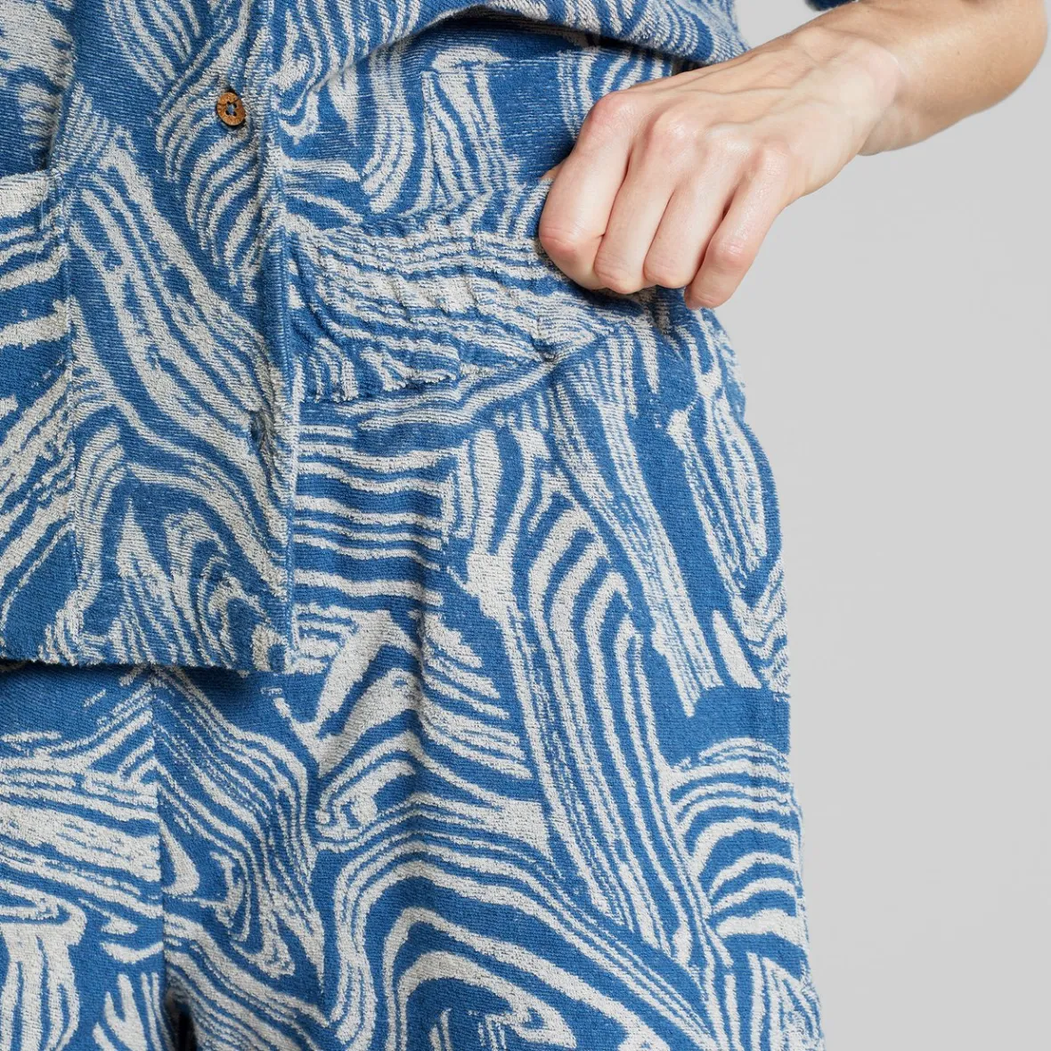 Découvrez notre short en éponge femme - Couleur bleu argile tourbillonnant | Modèle Aspudden en destockage été