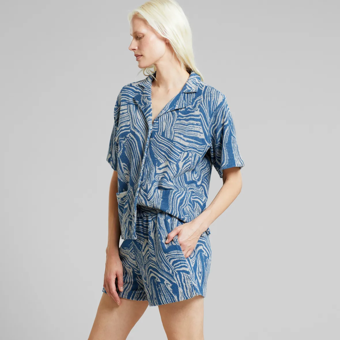 Découvrez notre short en éponge femme - Couleur bleu argile tourbillonnant | Modèle Aspudden en destockage été