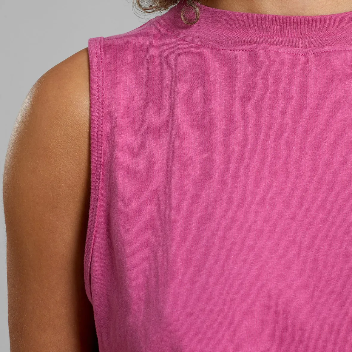 Découvrez notre nouveau modèle Namsos en chanvre - Top violet pourpré pour femme | Collection exclusive en promotion 

Variante alternative possible :  
Top féminin Namsos en fibre de chanvre - Teinte violet profond | Profitez des soldes exceptionnelles sur notre dernière collection