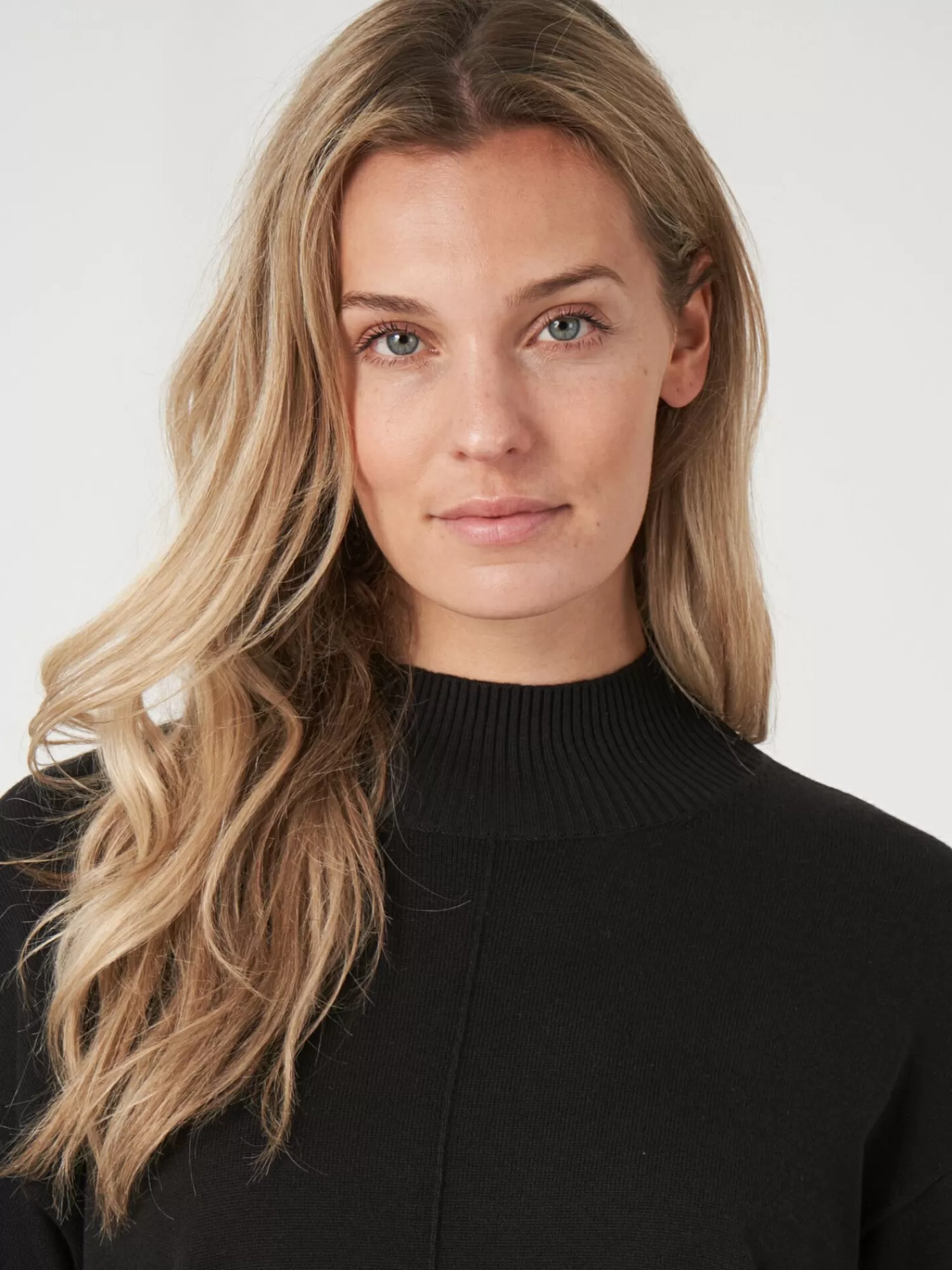 Découvrez le pull femme à col montant avec manches bouffantes en mélange coton - Confort et style assurés