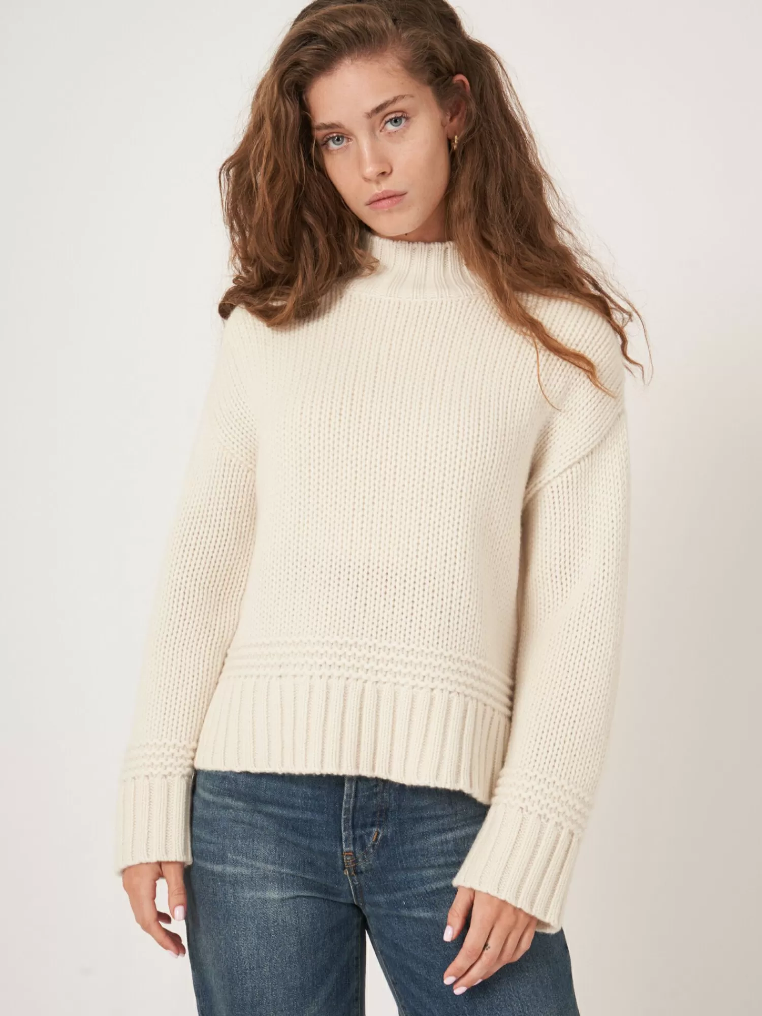 Pull Femme Chic à Col Montant avec Motifs Ajourés - Style Urbain Hiver 2024