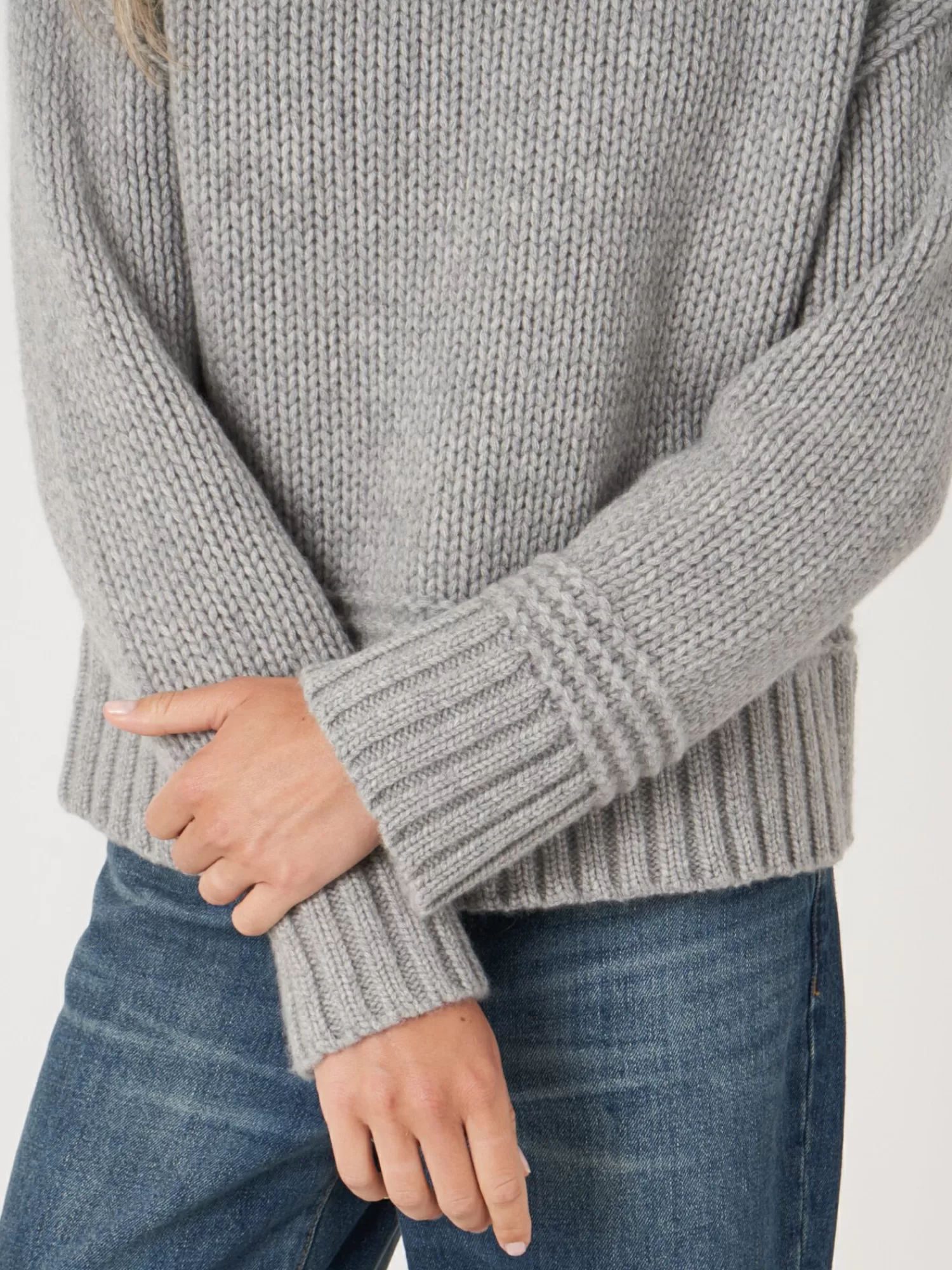 Pull Femme Élégant à Col Montant - Motifs Brodés Unique & Tendance | Édition Limitée