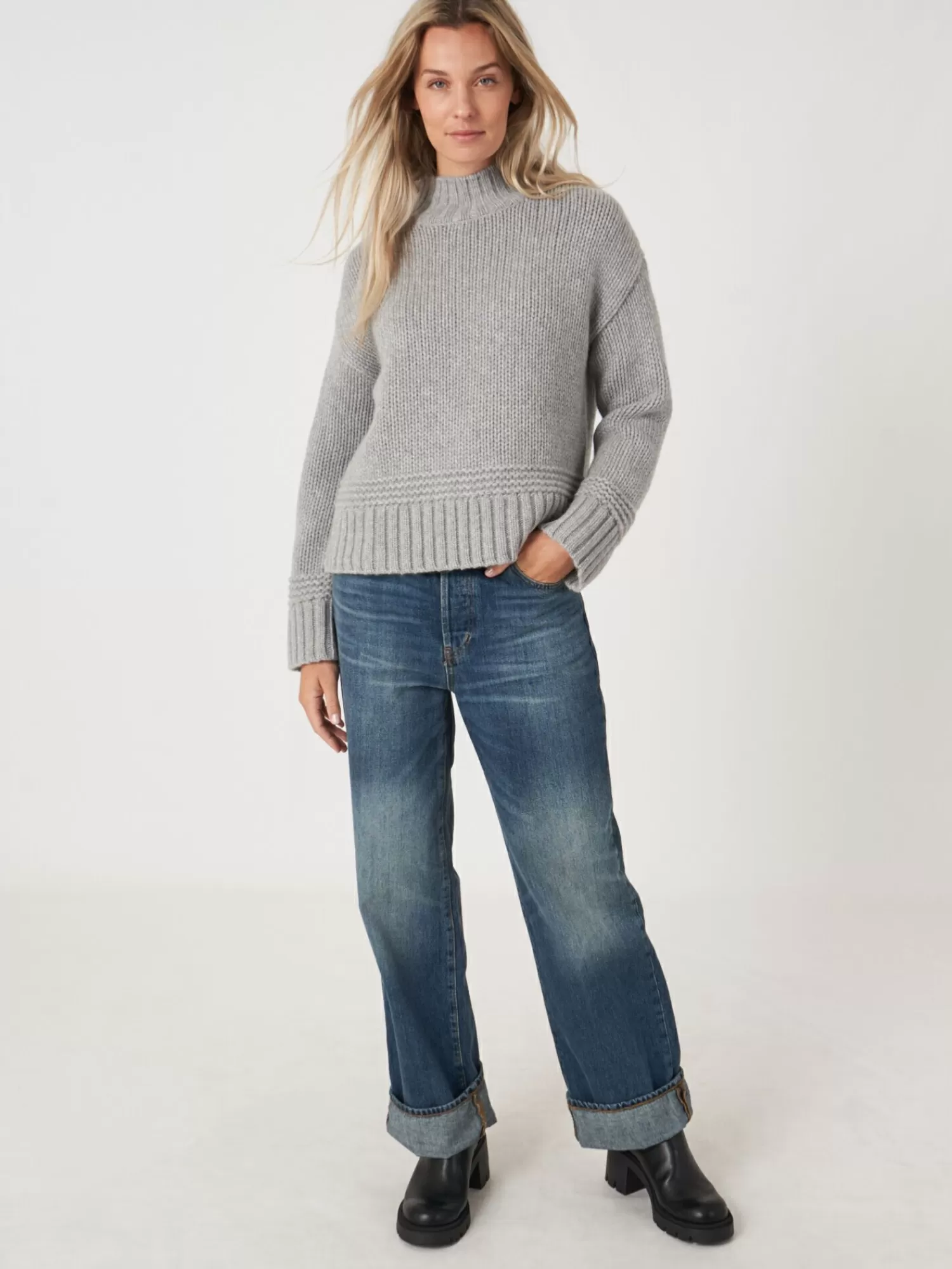 Pull Femme Élégant à Col Montant - Motifs Brodés Unique & Tendance | Édition Limitée
