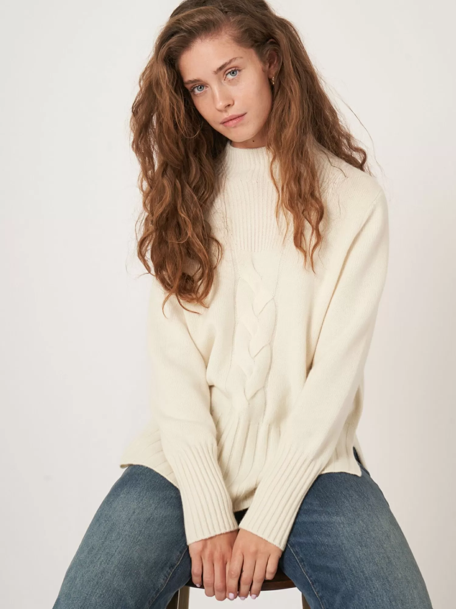 Pull Femme Élégant à Col Montant - Motif Câblé Tendance pour Look Hivernal Cosy