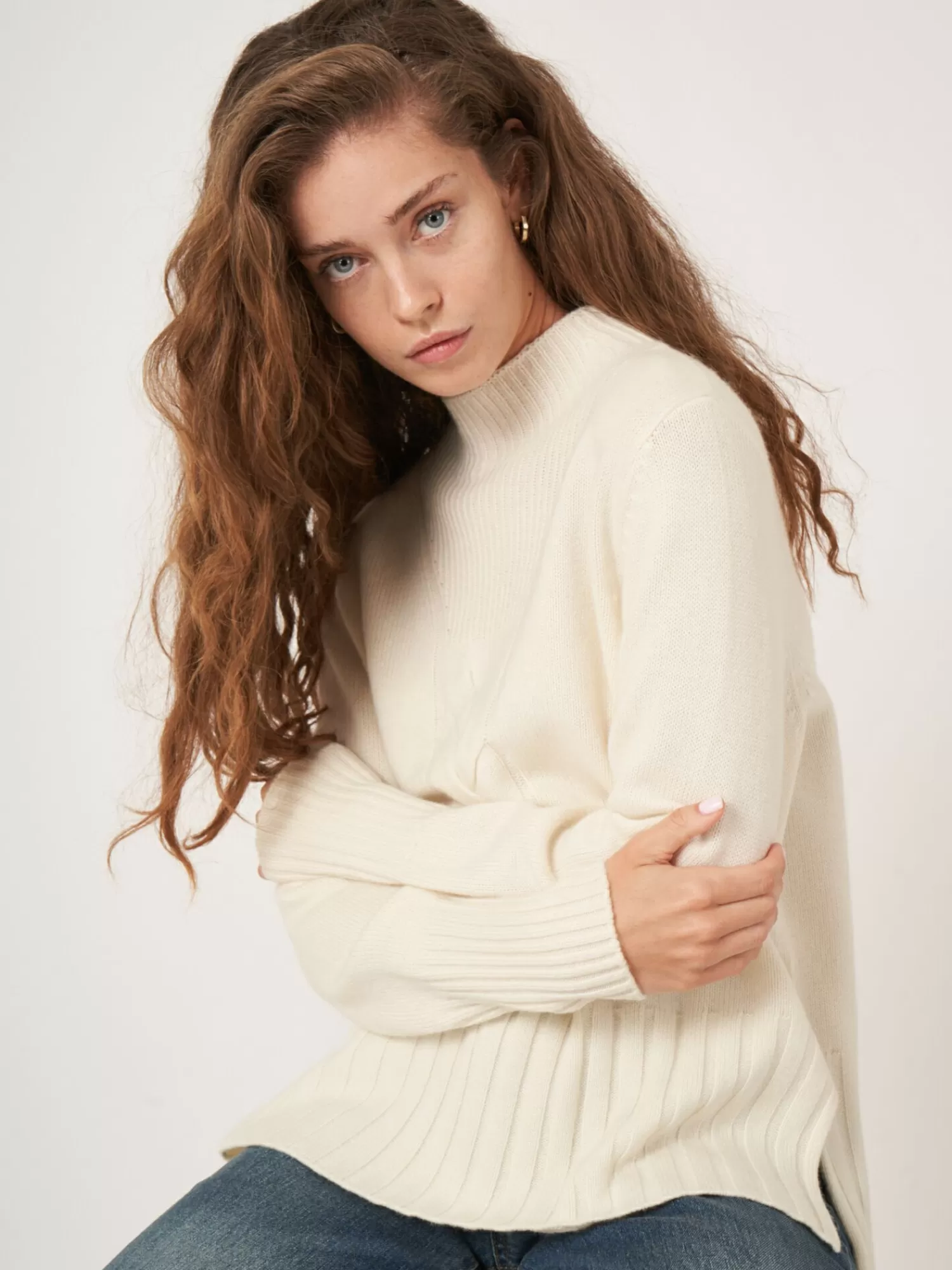 Pull Femme Élégant à Col Montant - Motif Câblé Tendance pour Look Hivernal Cosy