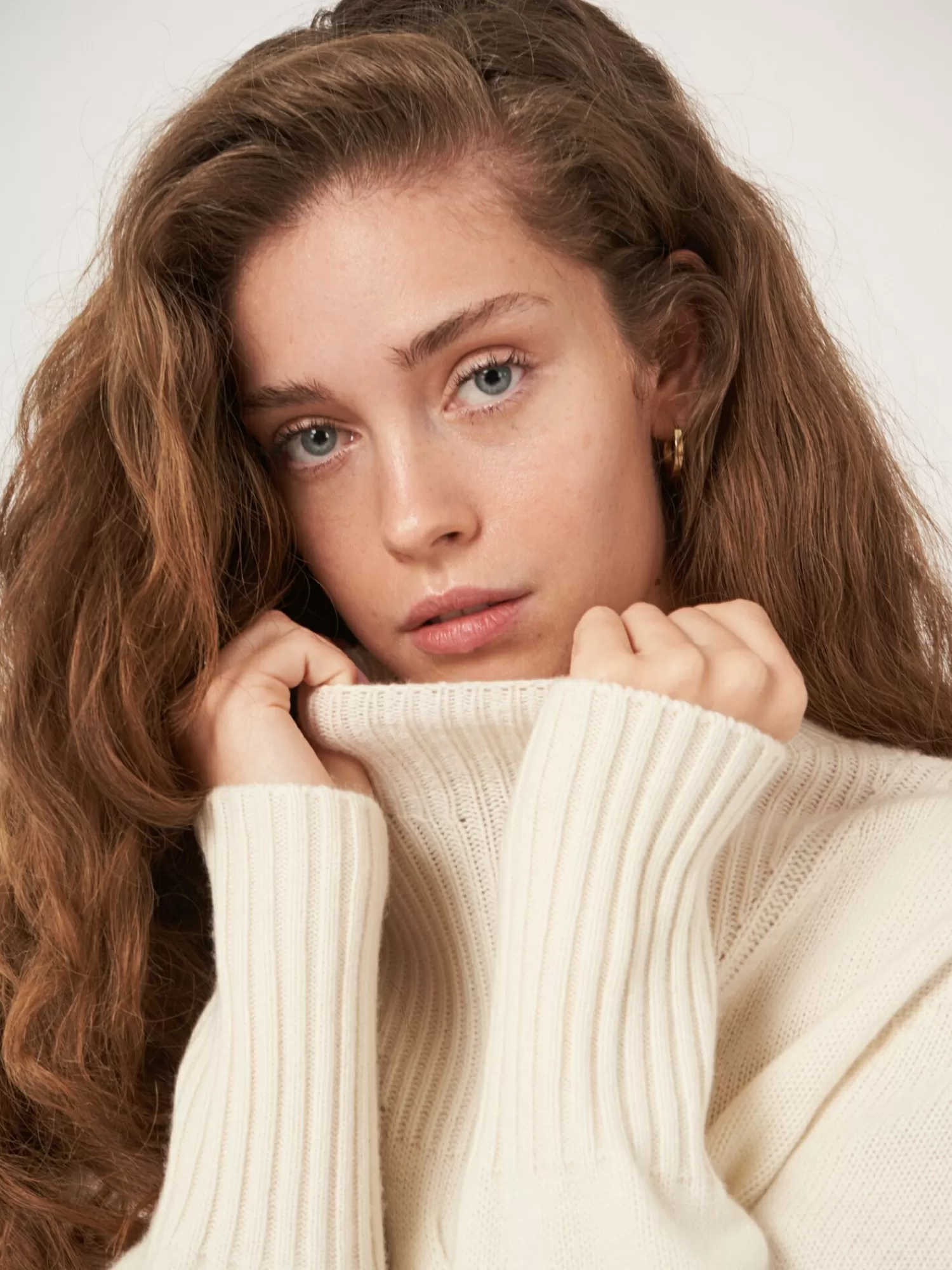 Pull Femme Élégant à Col Montant - Motif Câblé Tendance pour Look Hivernal Cosy