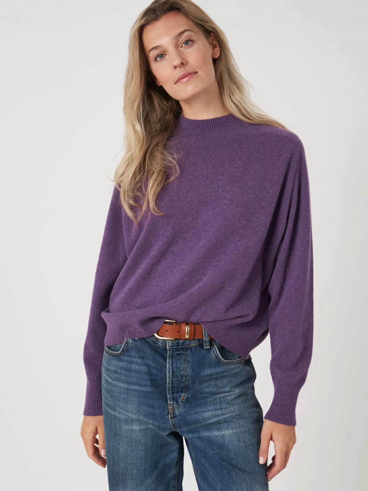 Élégant pull femme col montant avec emmanchures sarrélises - Confort et style intemporel