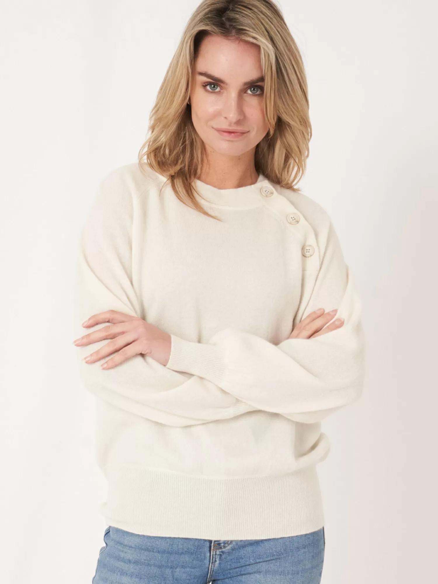 Découvrez notre pull féminin à col rond avec fermeture boutonnée et manches balloon - Élégance décontractée pour toutes les occasions