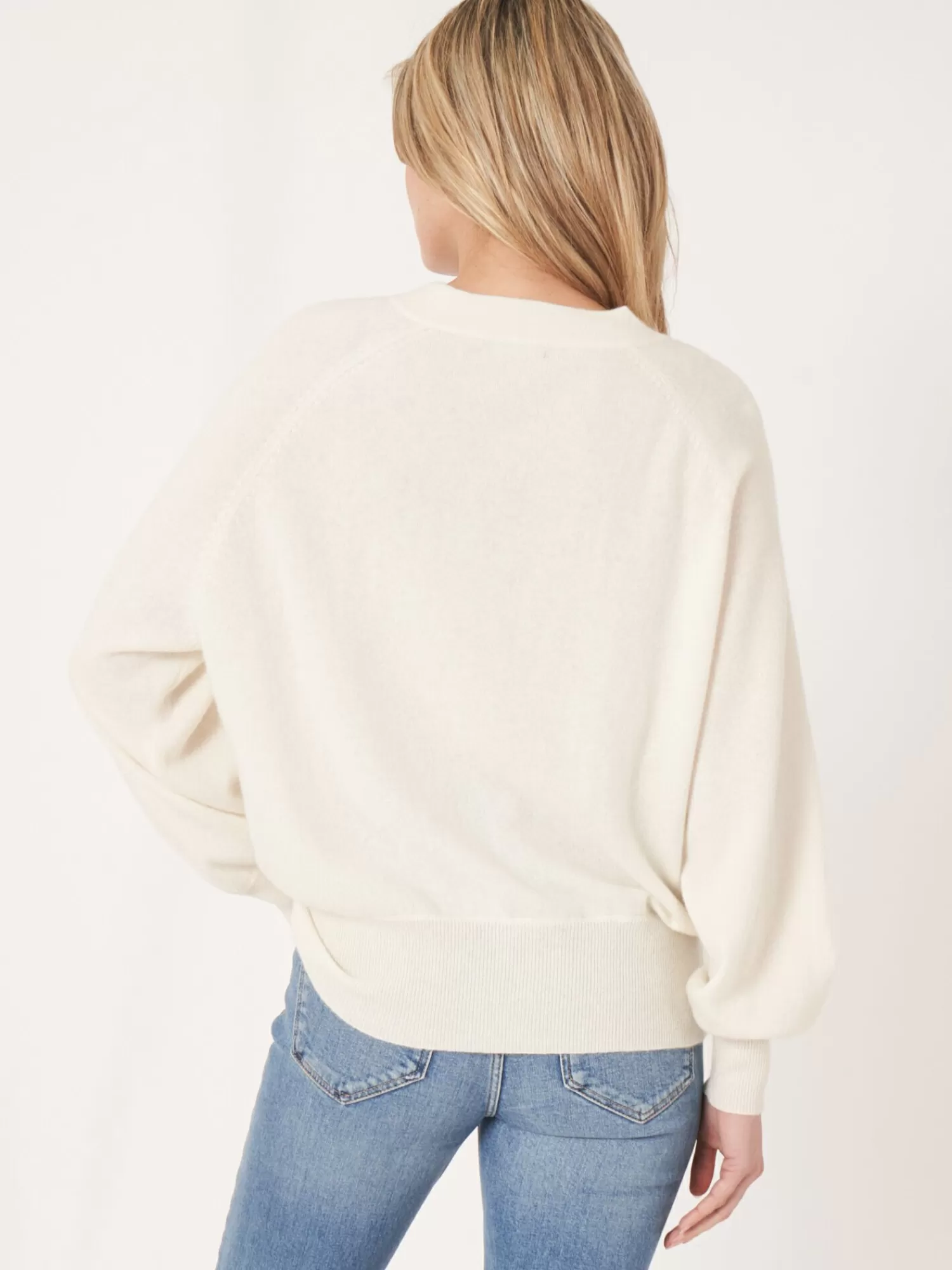 Découvrez notre pull féminin à col rond avec fermeture boutonnée et manches balloon - Élégance décontractée pour toutes les occasions