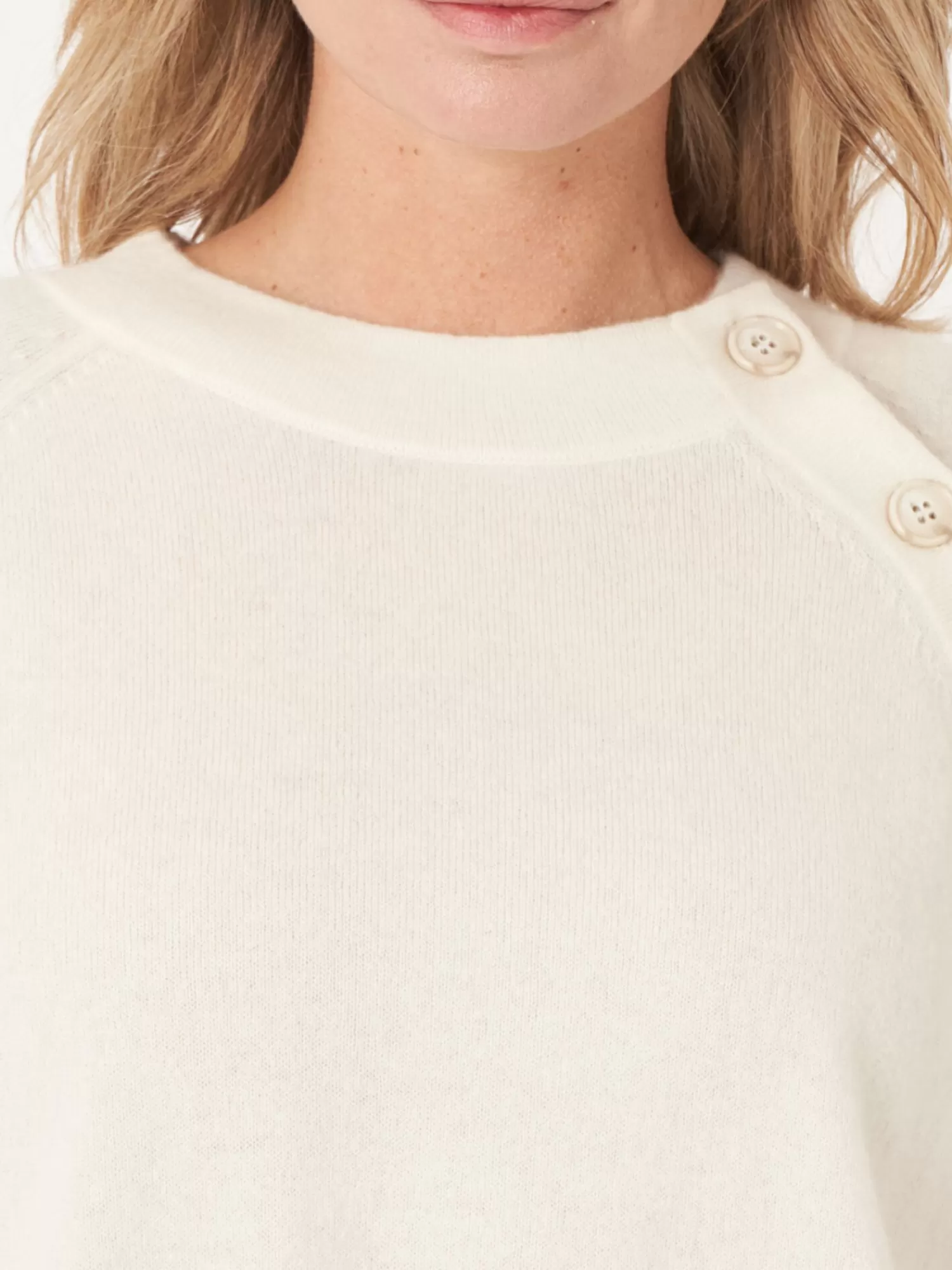 Découvrez notre pull féminin à col rond avec fermeture boutonnée et manches balloon - Élégance décontractée pour toutes les occasions