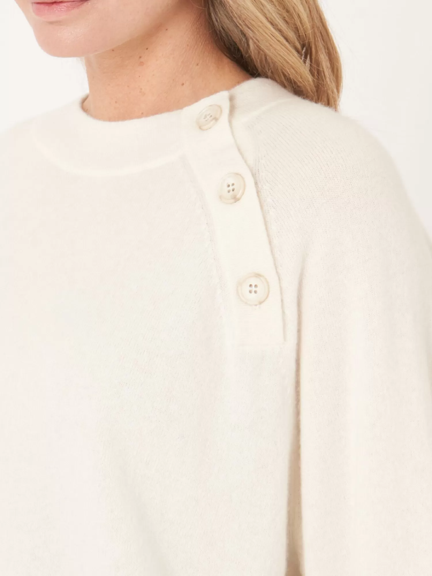 Découvrez notre pull féminin à col rond avec fermeture boutonnée et manches balloon - Élégance décontractée pour toutes les occasions