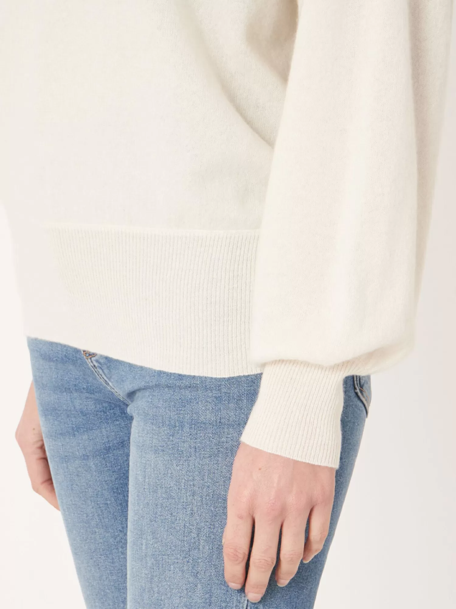 Découvrez notre pull féminin à col rond avec fermeture boutonnée et manches balloon - Élégance décontractée pour toutes les occasions