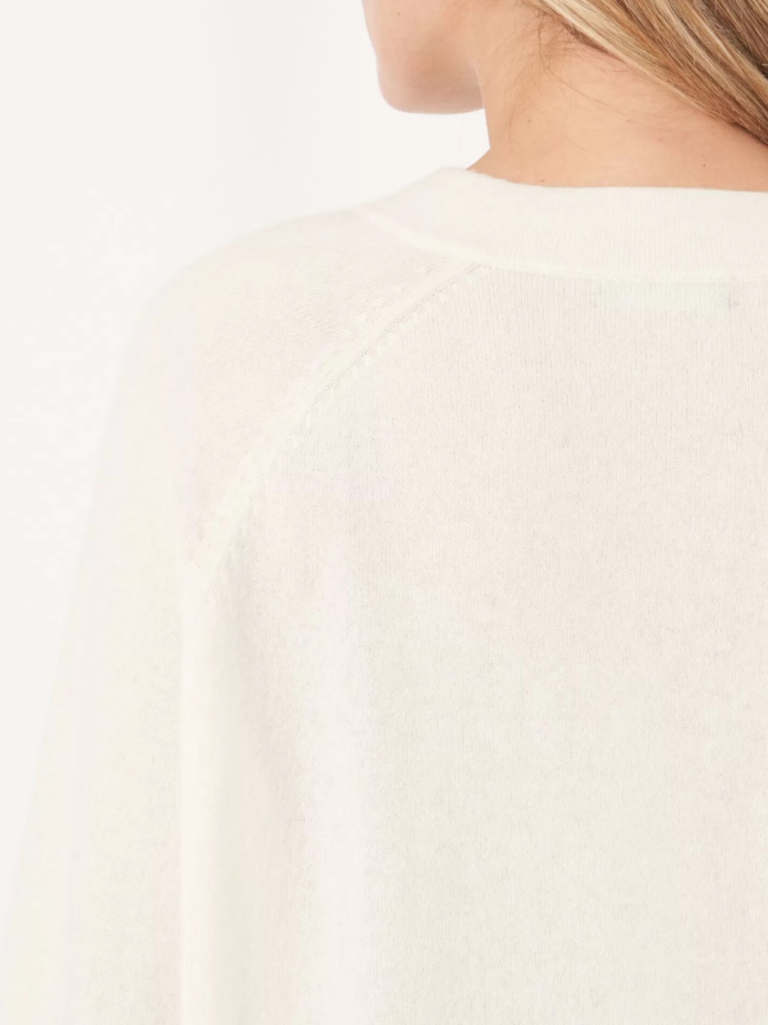 Découvrez notre pull féminin à col rond avec fermeture boutonnée et manches balloon - Élégance décontractée pour toutes les occasions