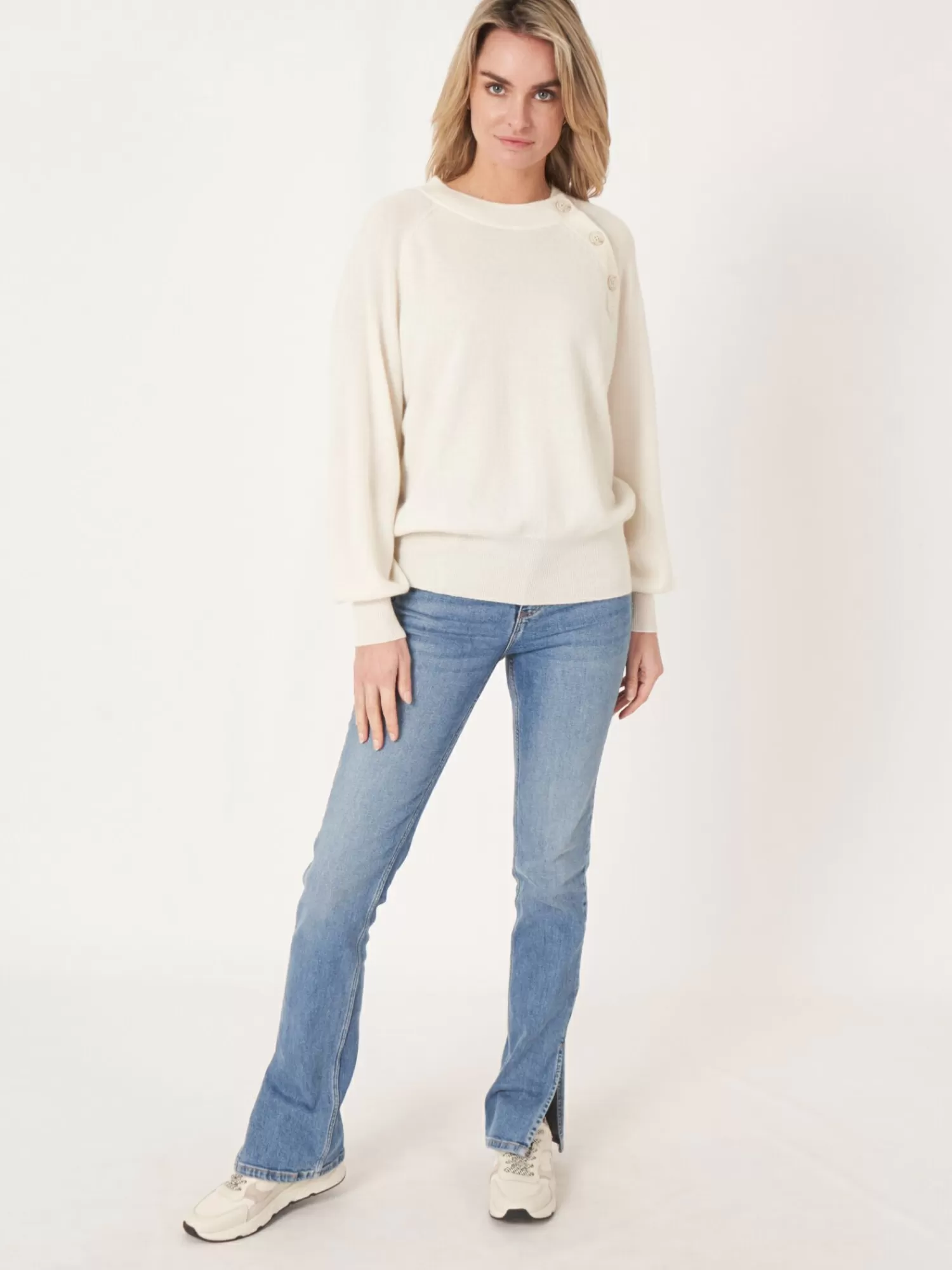 Découvrez notre pull féminin à col rond avec fermeture boutonnée et manches balloon - Élégance décontractée pour toutes les occasions