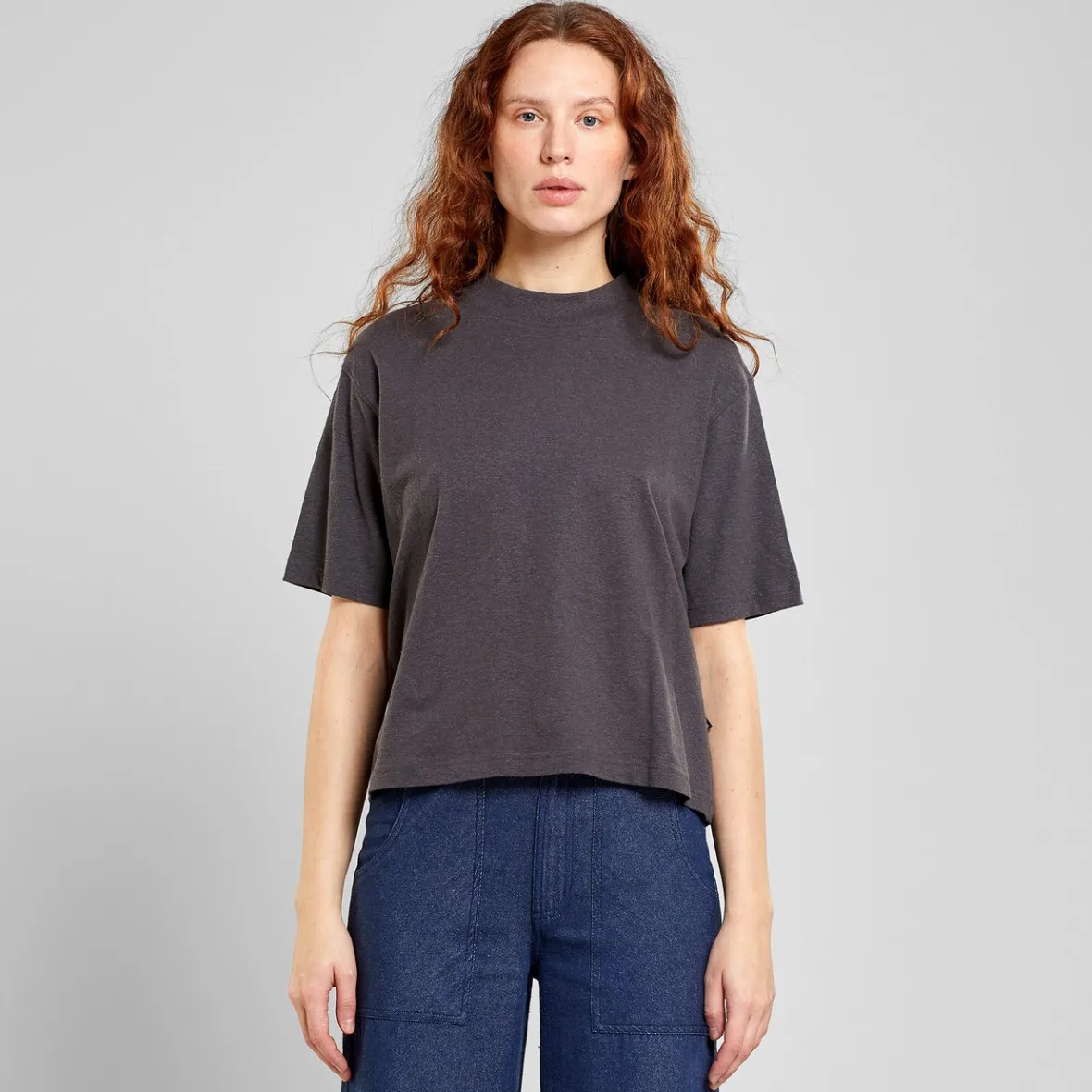 Découvrez le T-shirt Floda Femme - Couleur Charbon Élégant | Confort Garanti | Dernières Pièces en Stock