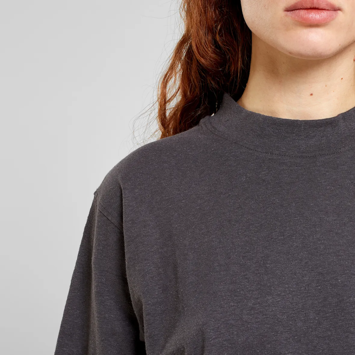 Découvrez le T-shirt Floda Femme - Couleur Charbon Élégant | Confort Garanti | Dernières Pièces en Stock