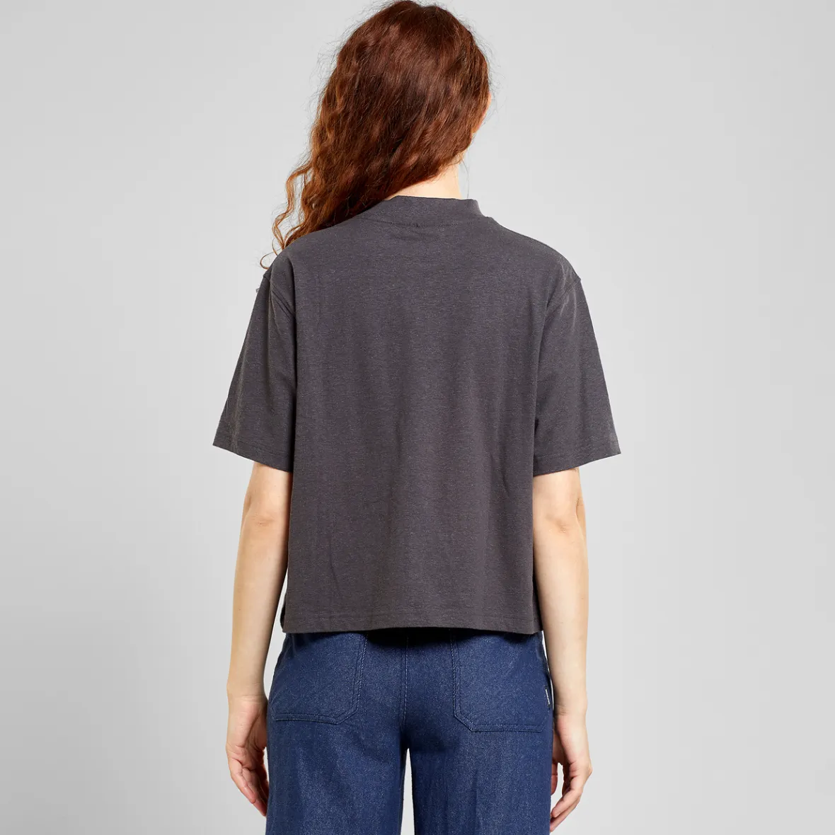Découvrez le T-shirt Floda Femme - Couleur Charbon Élégant | Confort Garanti | Dernières Pièces en Stock