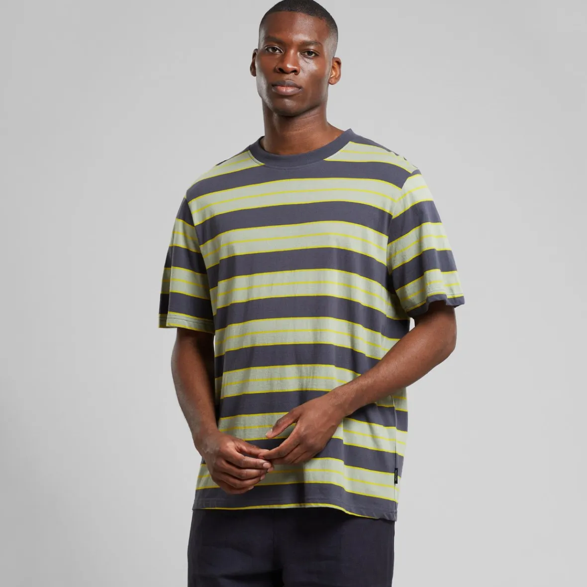 T-shirt Décontracté Gustavsberg - Rayures Rétro Anthracite - Style Intemporel et Confort Optimal