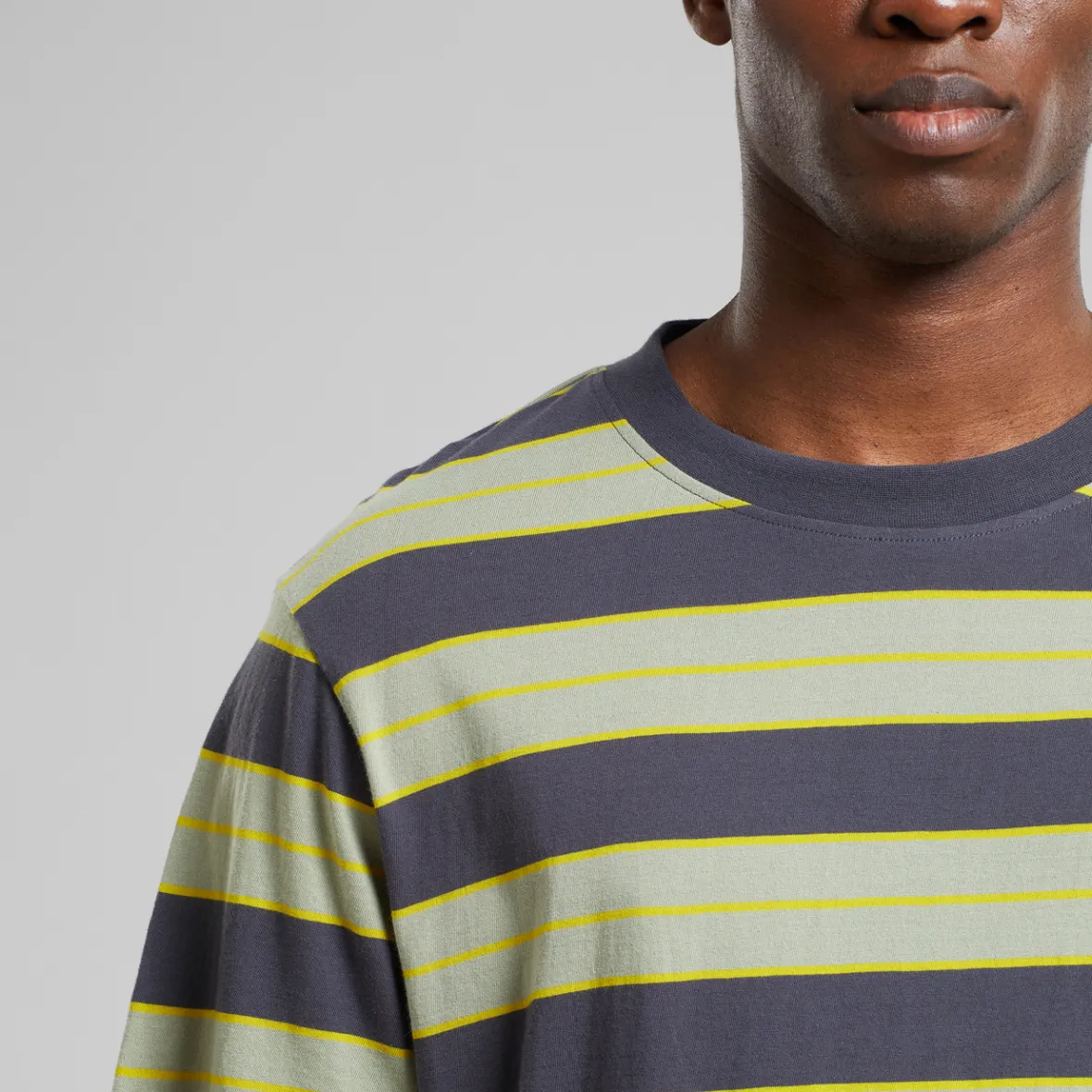 T-shirt Décontracté Gustavsberg - Rayures Rétro Anthracite - Style Intemporel et Confort Optimal