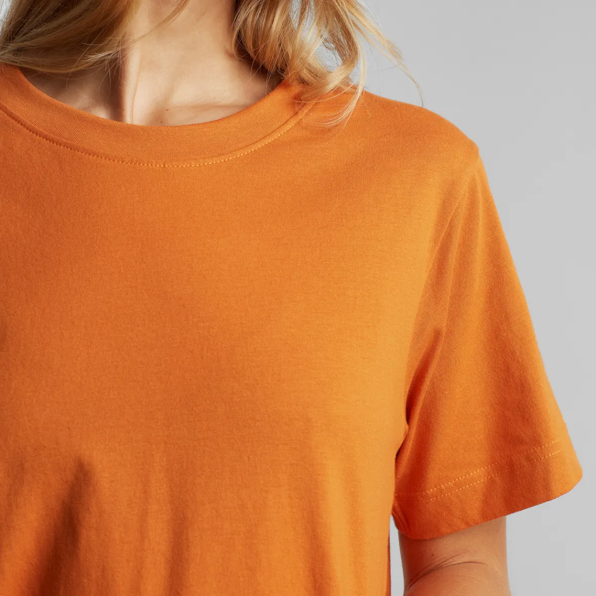 Femme T-shirt Mysen Coupe Essentielle - Orange Vif en Promotion Exclusivité Déstockage 

(Note: J'ai restructuré les éléments clés en utilisant des formulations plus naturelles en français courant, en ajoutant des termes marketing comme 