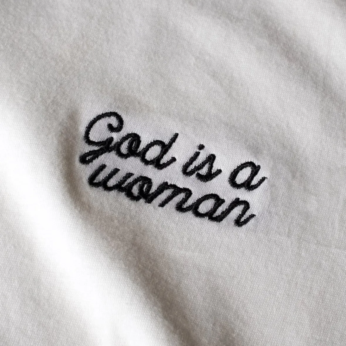 Découvrez le T-shirt Femme Off-White « Divine Féminité » - Collection Mysen en Destockage Exclusif