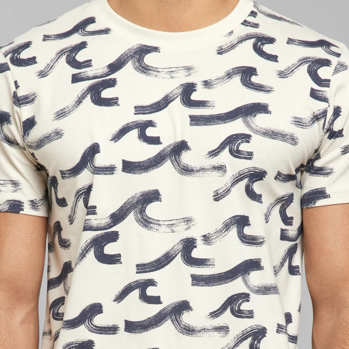 Tee Stockholm Design Original - Vagues Peintes sur Fond Blanc-Crème