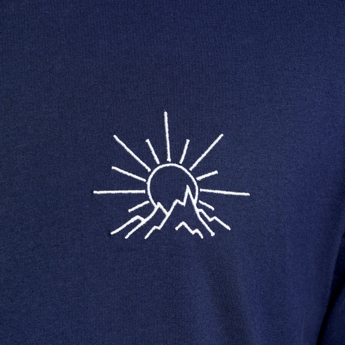 T-shirt décontracté brodé montagne - Collection Stockholm - Bleu marine - Prix mini