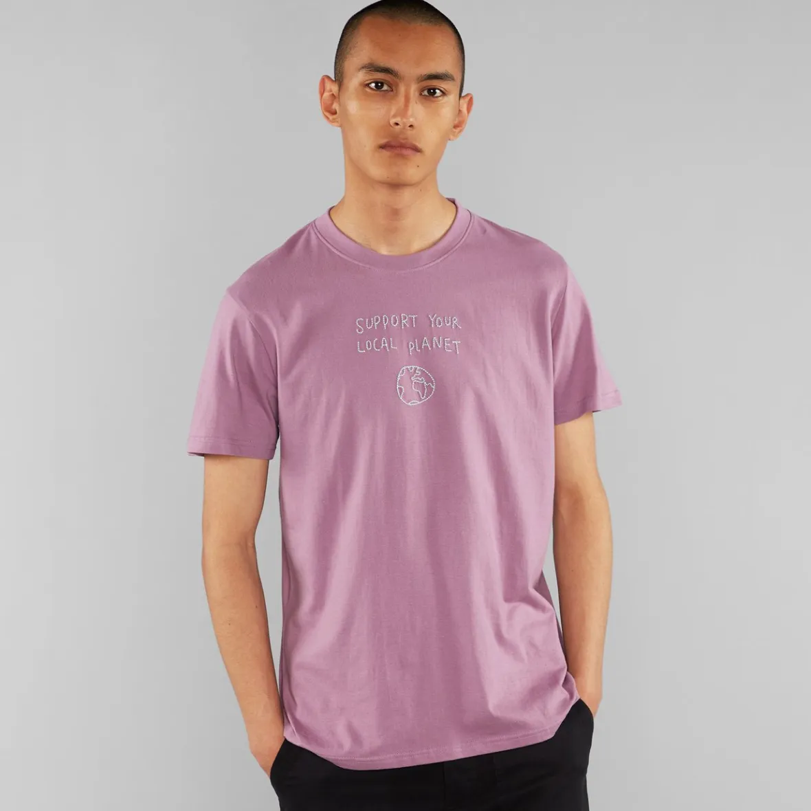 Découvrez le T-shirt Violet Cendré - Édition Limitée Local Planet Stockholm - Coupe Confortable en Coton Bio