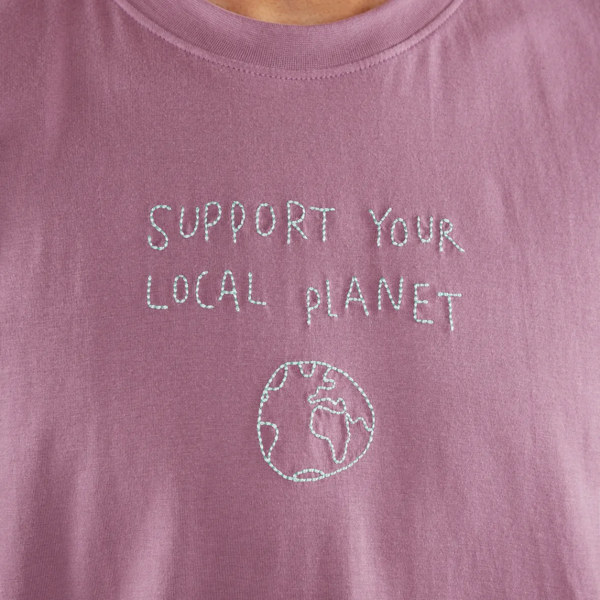 Découvrez le T-shirt Violet Cendré - Édition Limitée Local Planet Stockholm - Coupe Confortable en Coton Bio