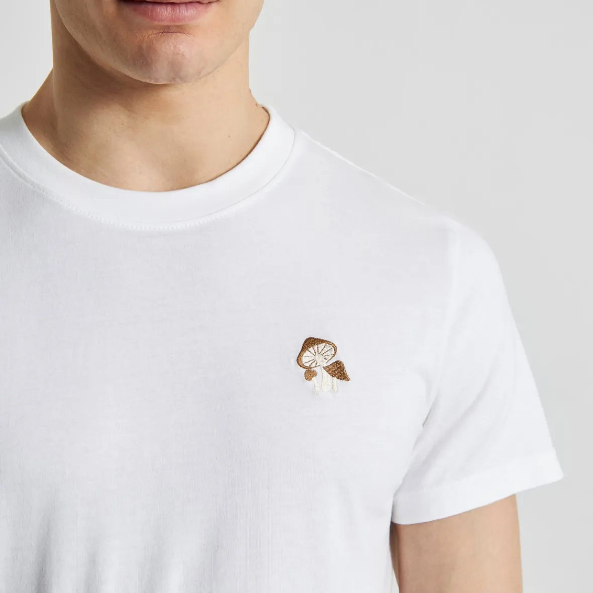 T-shirt élégant blanc brodé champignon - Design exclusif Stockholm en promotion